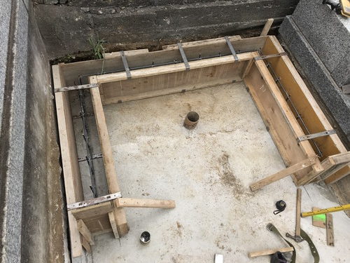 階段の手すりも新設。丘の上の墓地の建て替え工事-2｜デザイン墓石・お墓の購入・販売なら茨城県の山﨑石材店