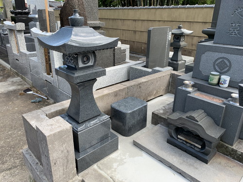 法要に向けてお墓をクリーニングし、灯篭を設置｜デザイン墓石・お墓の購入・販売なら茨城県の山﨑石材店