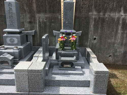 囲いができているお墓に、印度産「ZM」で和型墓石を建てました｜デザイン墓石・お墓の購入・販売なら茨城県の山崎石材店
