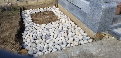 お墓づくりの割栗石を手作業で並べる工程